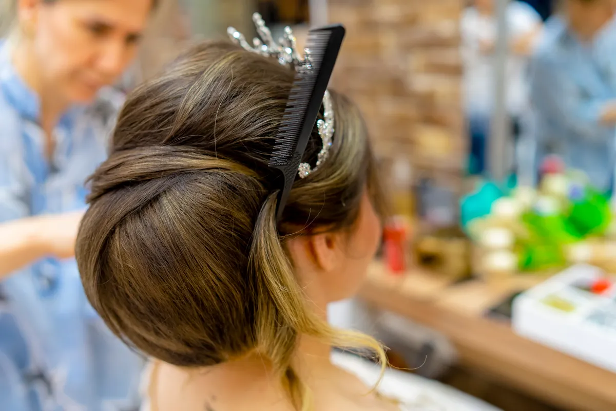 Czym się różni ombre od sombre? Różnice, efekty i jak wybrać koloryzację włosów