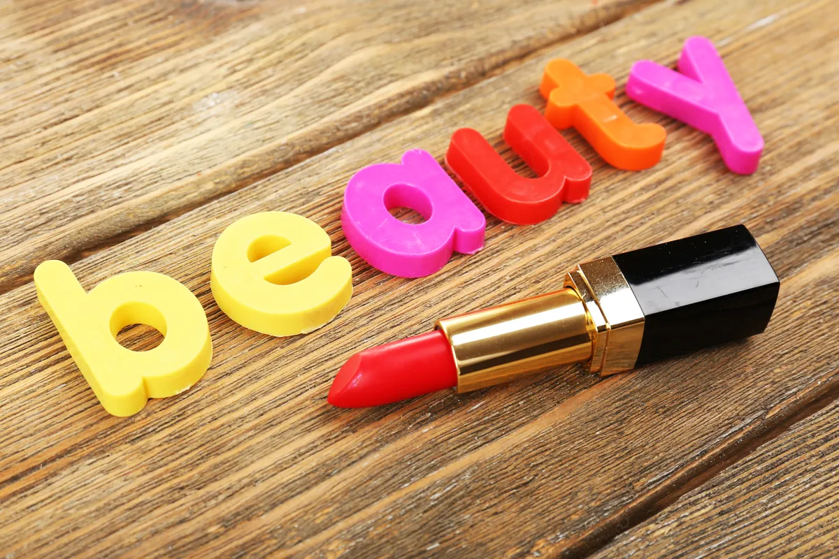 Jak samodzielnie określić swój typ urody? Domowa analiza kolorystyczna krok po kroku