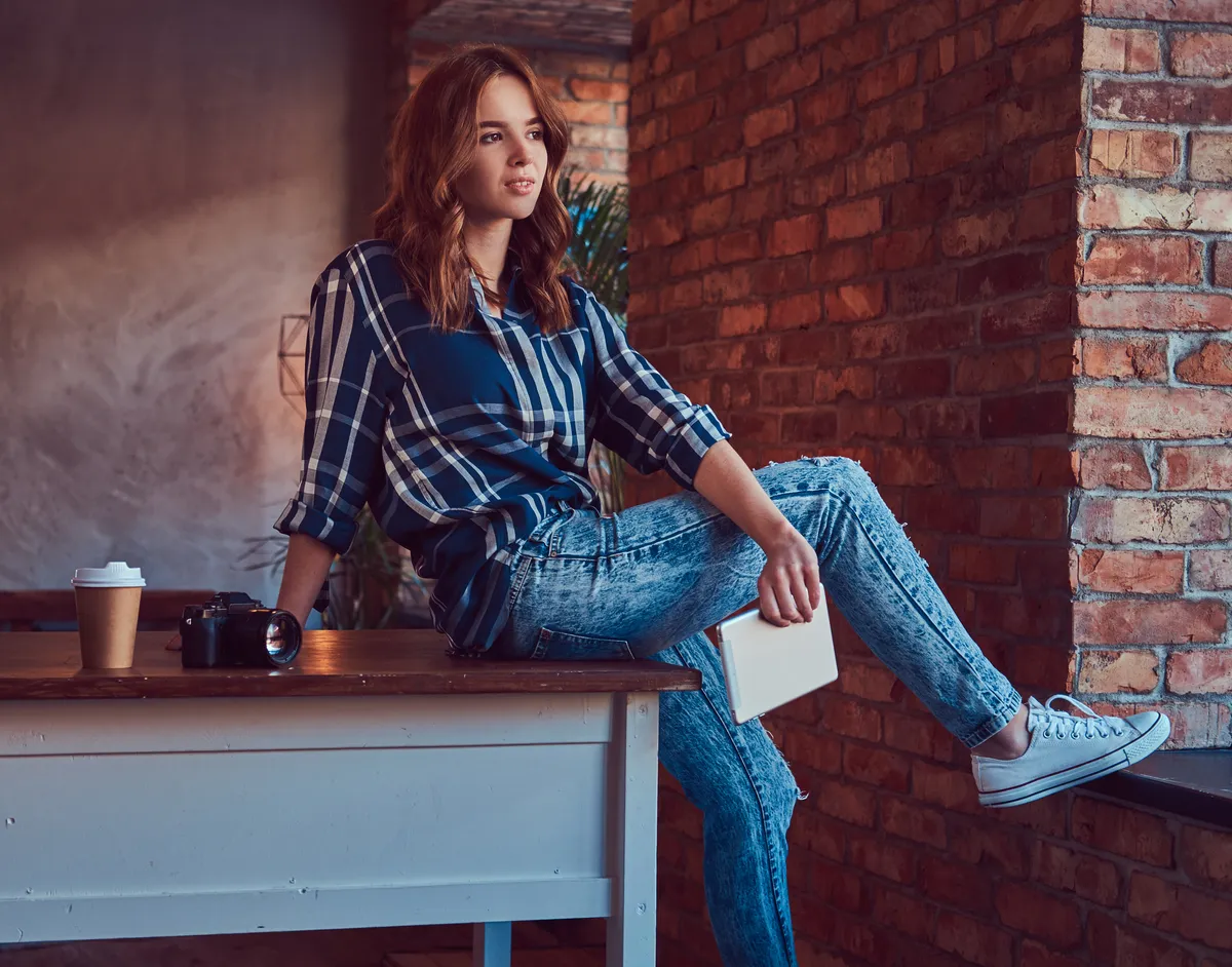 Jak znaleźć idealne dżinsy do swojej sylwetki – przewodnik po fasonach, rozmiarach i kolorach